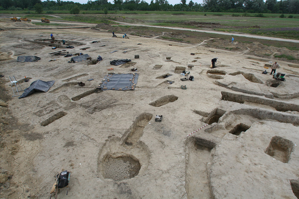 Excavation works conducted by the Eötvös Loránd University at the Avar-period (6th-9th century AD) cemetery of Rákóczifalva, Hungary, in 2006. © Institute of Archaeological Sciences, Eötvös Loránd University Múzeum, Budapest, Hungary