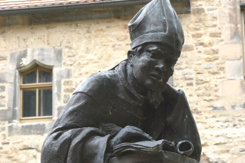 Statue nea the Cathedral in Merseburg. Source: Wikipedia/Catena