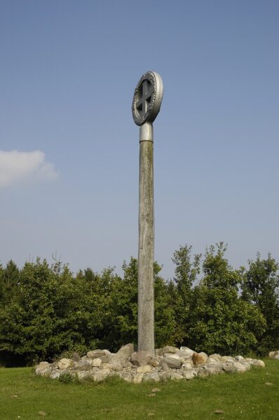 Irminsul in Harbarnsen commemorating the Saxon Wars AD 772-804. Source Wikipedia