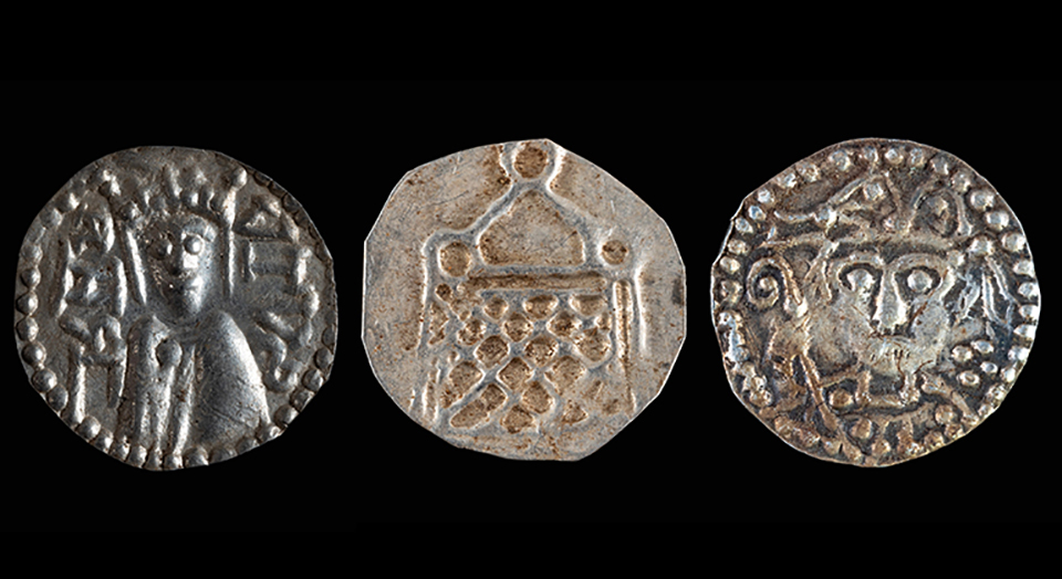 Three silver coins included in the treasure: the left with the text KANUTUS and King Knut Eriksson, in the middle a Gotland coin that possibly depicts a church building and to the right a so-called bishop's coin. Collage. Photo: County Administrative Board Stockholm