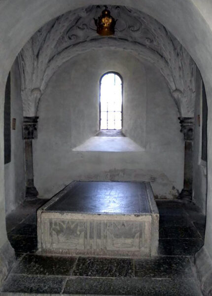 The grave of Cnut Eriksson at Varnhem Abbey. Source; Wikipedia/Jajob Truedson Demitz (Open Domain)