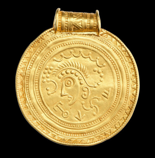 An A Bracteate IK 735. The design is realtively simple, However, notice the golden amring, indivcatig the man as a "sing-giver". © Nationalmuseumin Copenhagen CCBYSA