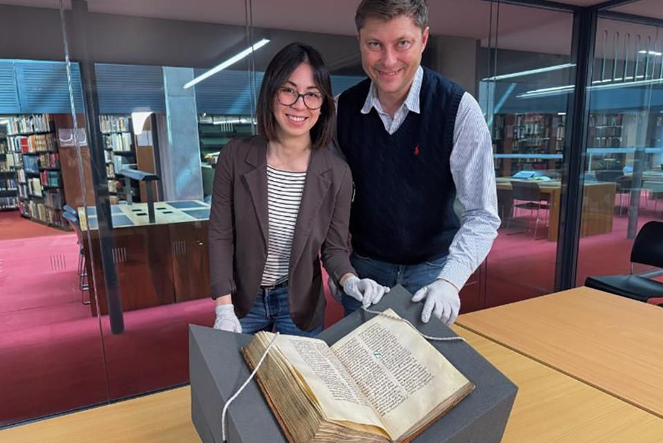 Elisabette Magnanti and Mark Faulkner with the later Trinity version of Bedeøs