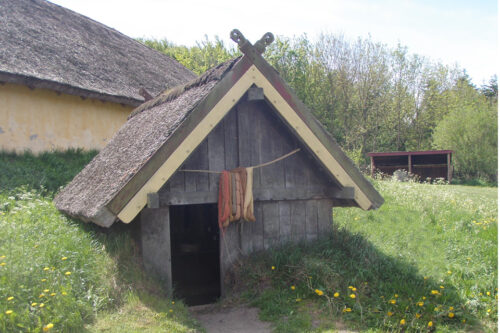 Hobro - Fyrkat - Vikingecenter -Pithouse. Source Wikipedia/Västgöten CCBY4.0