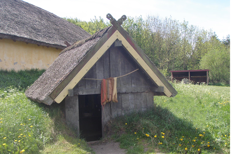 Hobro - Fyrkat - Vikingecenter -Pithouse. Source Wikipedia/Västgöten CCBY4.0