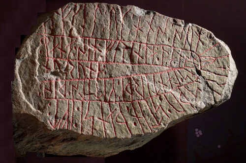 The Runic Stone from Egå flipped that the central position of the Nuruna -part becomes obvious © National Museum in Copenhagen