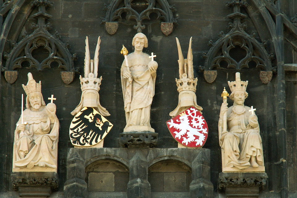 Statues on the tower at the Charles Bridge in Prague © Flickr/Jaime Silva 2008