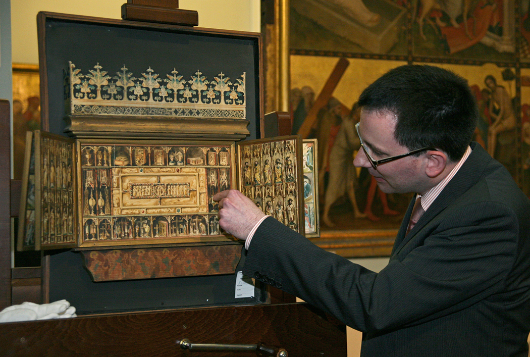 Dr. Bastian Eclercy from Hannover with a historical model of the Golden Panel