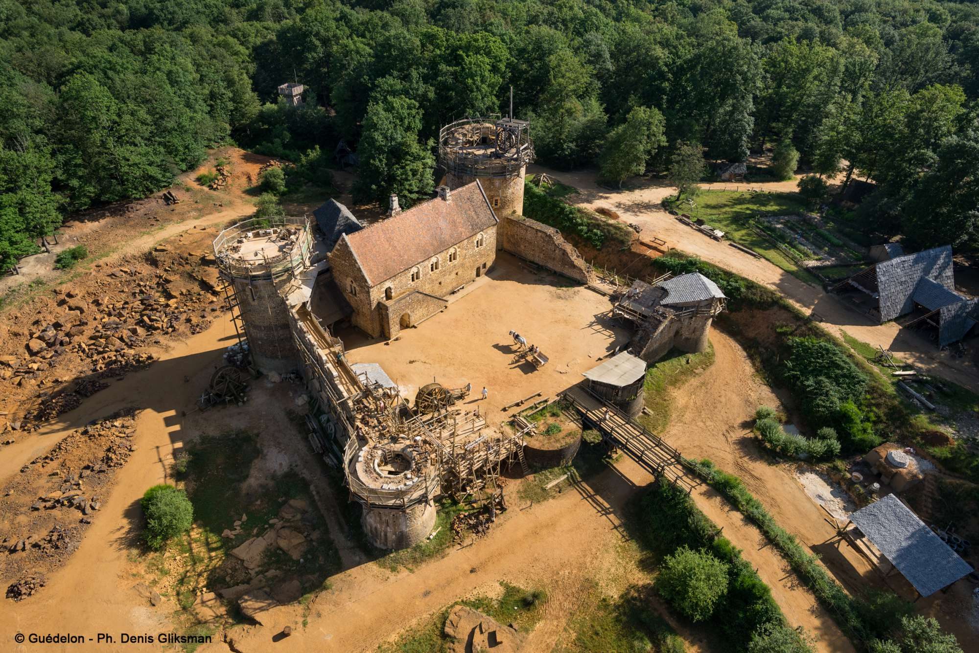 Aerial view of Guédelon at the beginning of season 2017 © Guédelon/Denis Gliksman