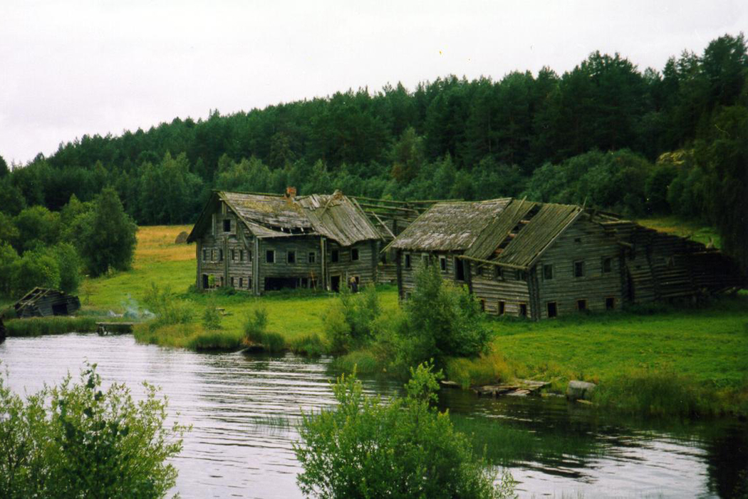 Karelia old houses falling apart in Pegrema Karelia