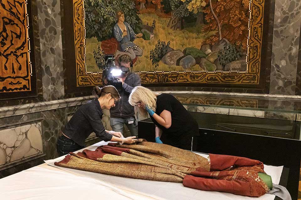 Margrete I's dress being unpacked at Christiansborg in september 2021 © Thorkild Jensen