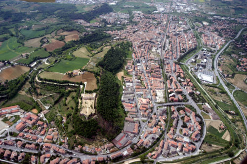 Poggibonsi with castle mound and old hilltop village © Commune di Poggibonsi