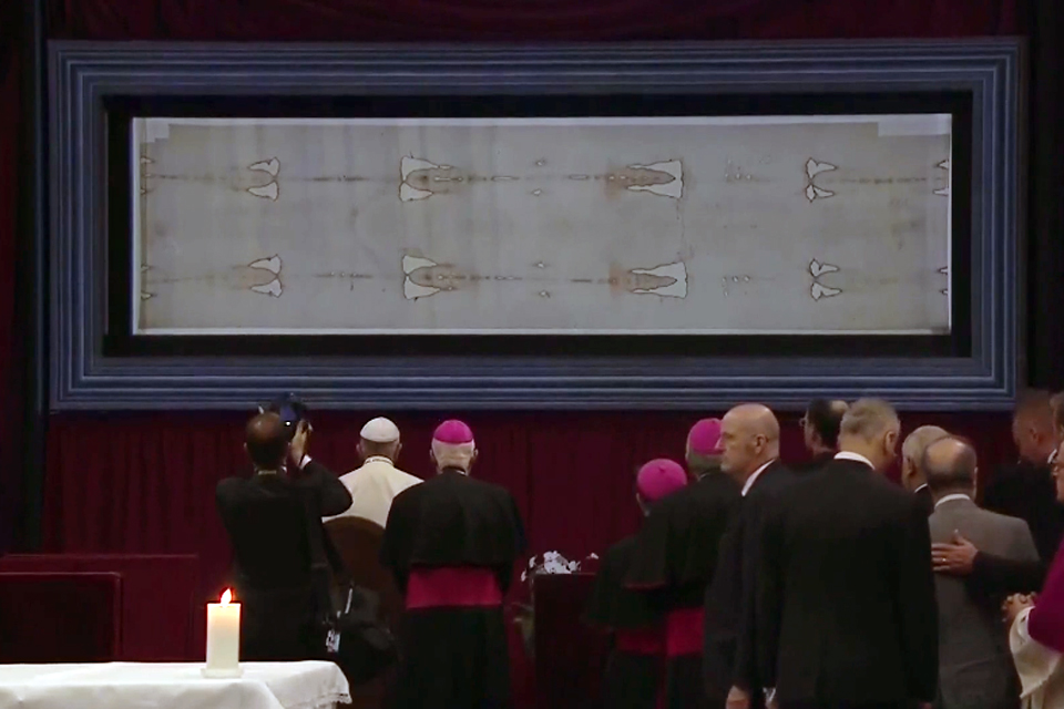 Pope Francis gazing at the Shroud of Turin. Source vimeo