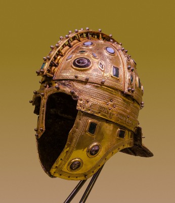 Roman ridge helmet (Berkasovo I) Muzej Vojvodine, Novi Sad (Serbia). Source: Wikipedia/Jebulon