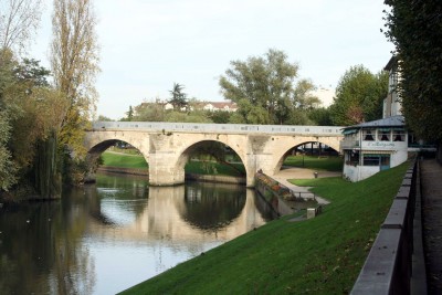 The old bridge at Poissy from the 13th century Source: wikipedia/Spedona