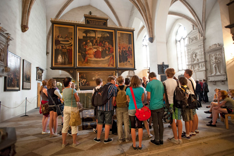 Cranachs Altar in Wittenberg surrounded by tourists. Source: Luther 2017/Norbert Neetz