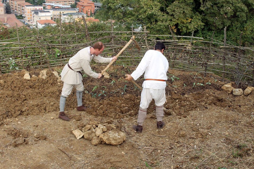 Digging the Garden at Poggibonsi © Archeodrome Poggibonsi