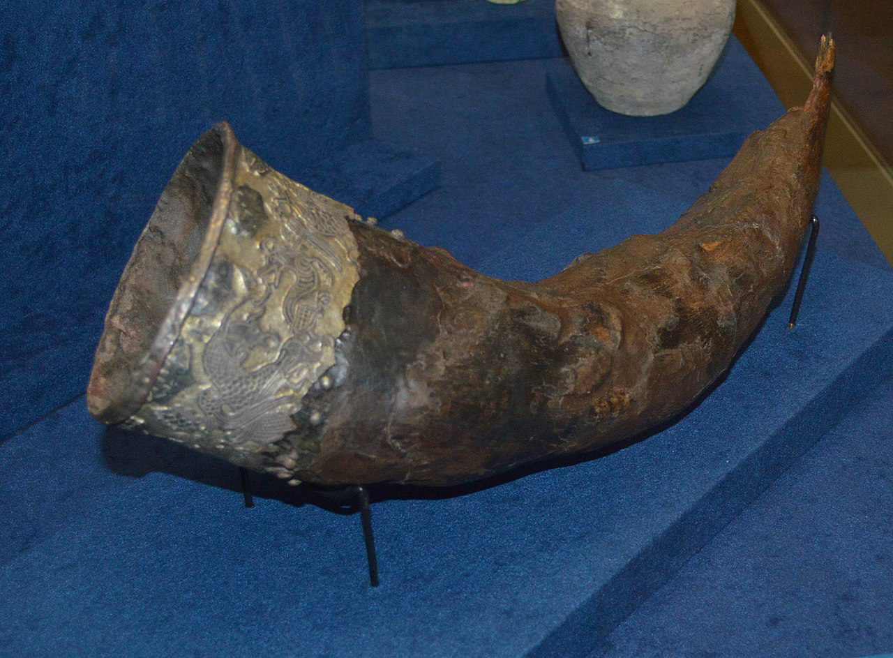 Large drinking horn from Chenaya Mogila. Source: Wikipedia