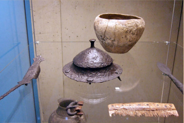 A man's grave goods from Szólád. Source: Wikipedia/ James Steakly