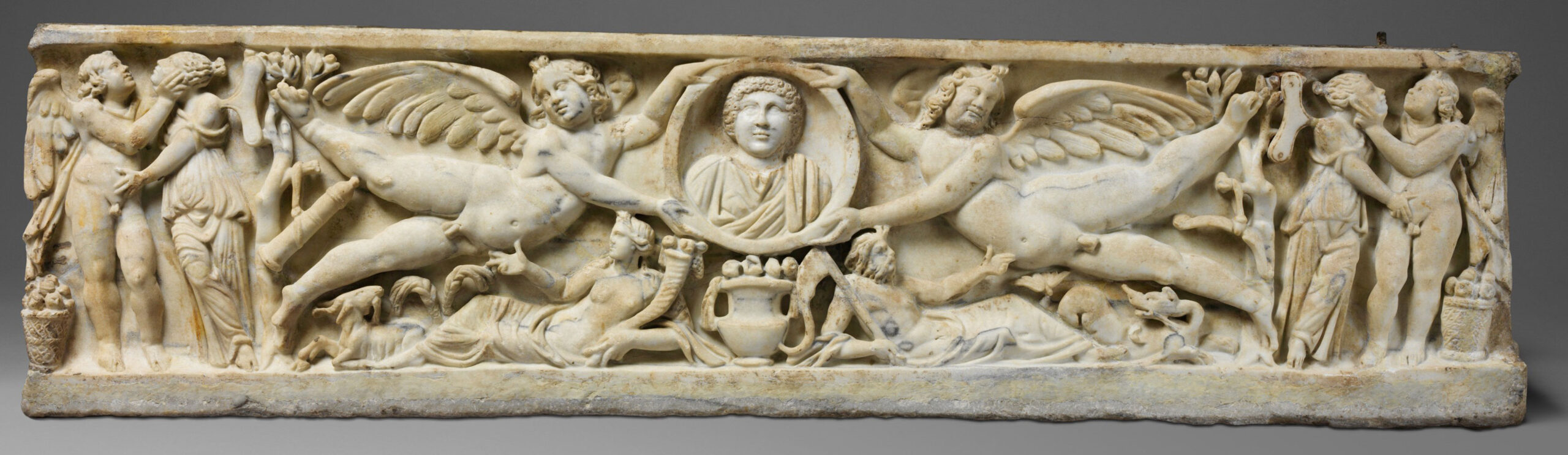 Marbele Sarchophagus with Clipeus c. 190-200. Metropolitan Museum of Art. New York. United States.