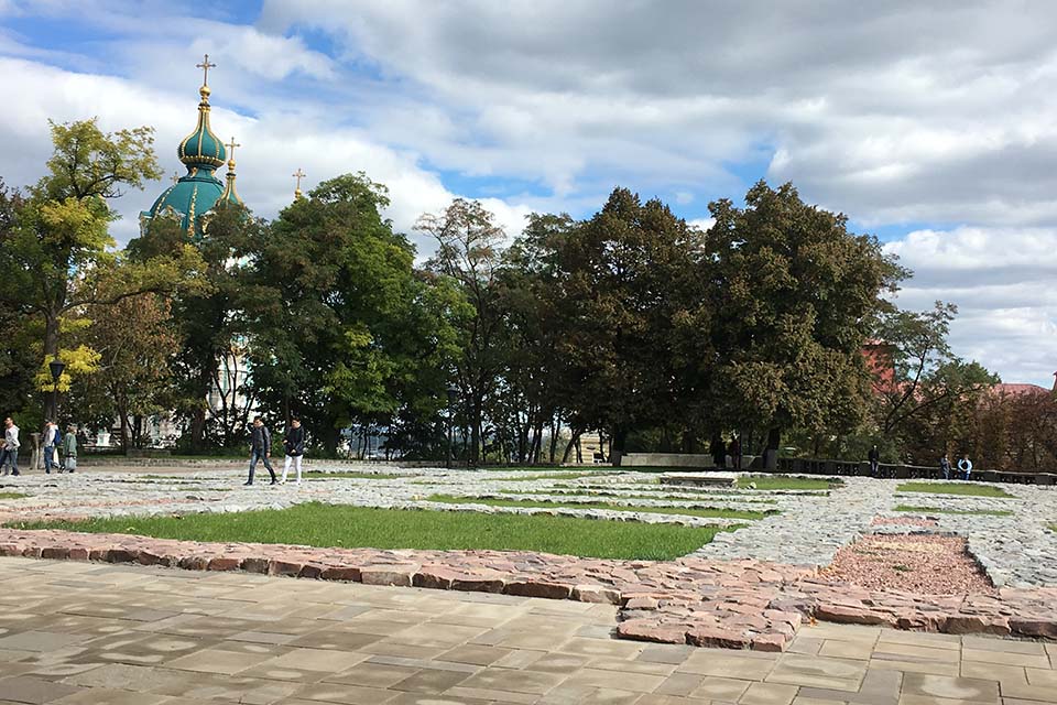 Tracing the ruin of the Desyatunna Church in Kyiv. Source: Wikipedia/Lapitsky