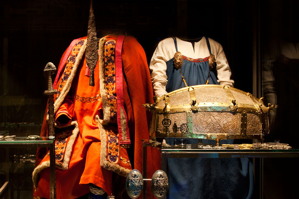 Viking outfit from Mammen together with female Viking dress © National Museum in Cpenhagen