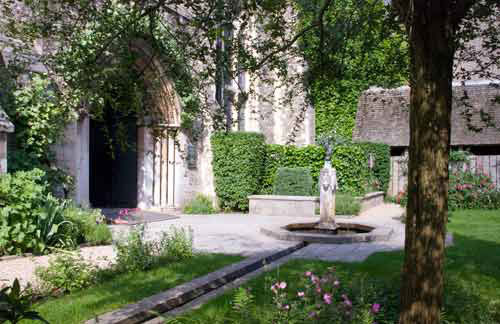 ecreated garden of Queen Eleanor in Winchester. With fountain. Source: Wikipedia