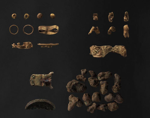 Golden finds from the cremation at the centre of the ship.setting at Gudenaaen © Moesgaard