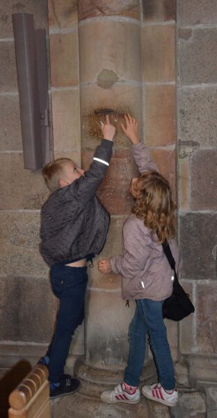 Measuring the height of the waterlevel in 1654 inside Ribe Cathedral © Schousboe