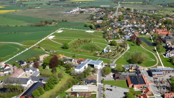 View over Jelling showing the outline of the shipsetting, the palisade and the Romanesque church © Aarhus Cemenetfabrik