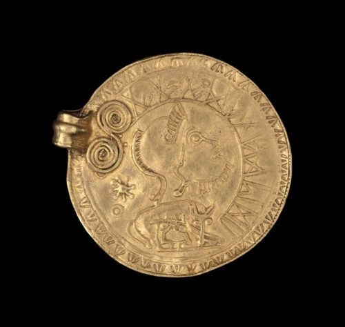 Gold bracteate found in Undley in Suffolk. From the 5th century © trustees of the British Museum