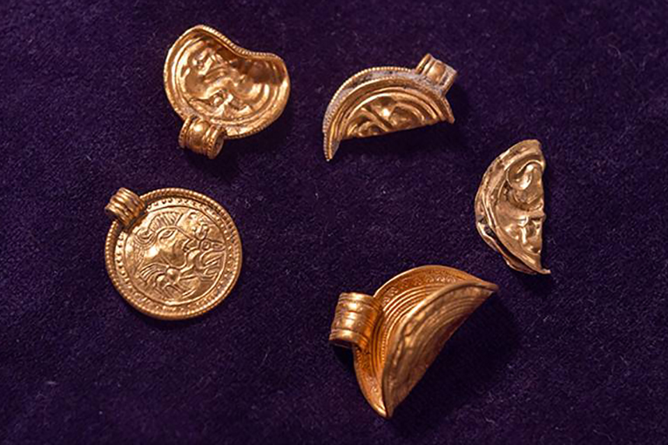 Five golden Bracteates from the Migration Period found at Råde in Østfold. Østfold Fylkesmuseum/Marte Bek