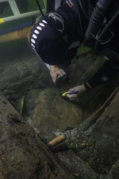 Diver excavating the barrel with the sturgeon. © Lund's University