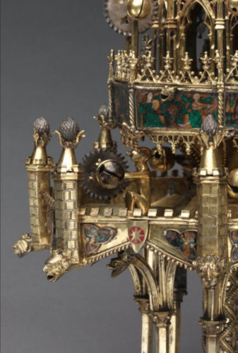 Detail of the Fountain with tiny escutcheon – shield bearing coat of arms of the Society of the Star © Cleveland Art Museum