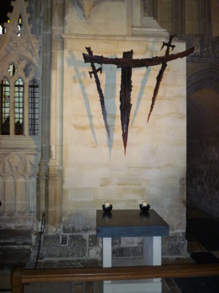 Sculpture by Giles Blomfield of Truro from 1986 in the North West Transept, depicting the four swords of the four knights that killed Becket © Canterbury Cathedral