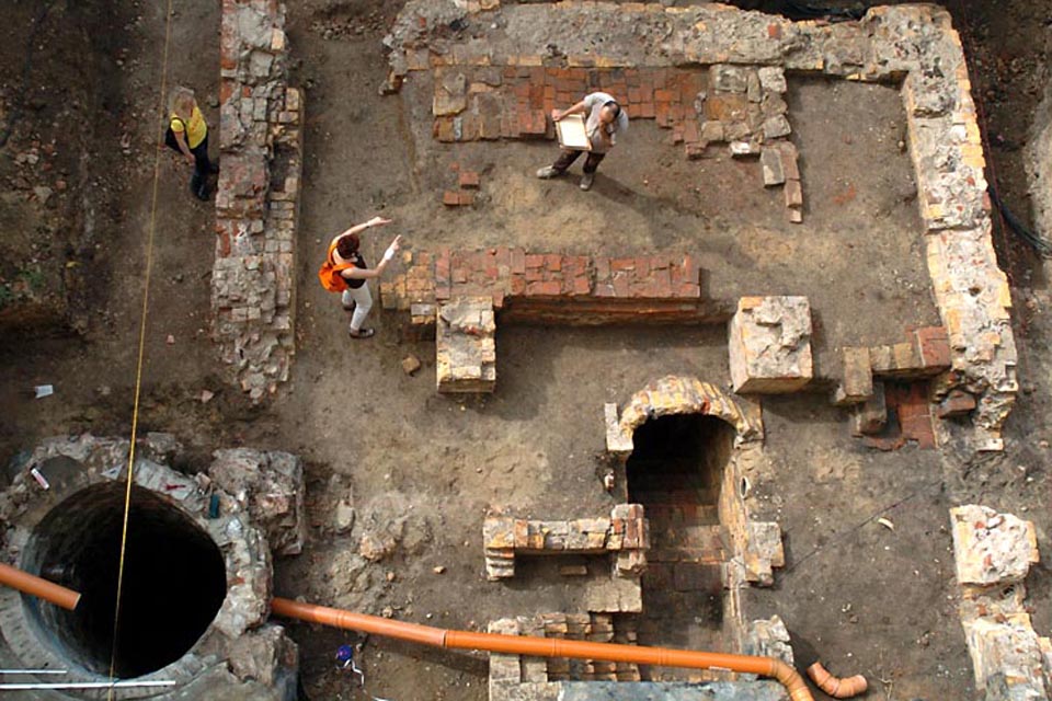 Excavating the cellar with the medieval latrine beneath the study of Martin Luther Foto: Waltraud Grubitzsch